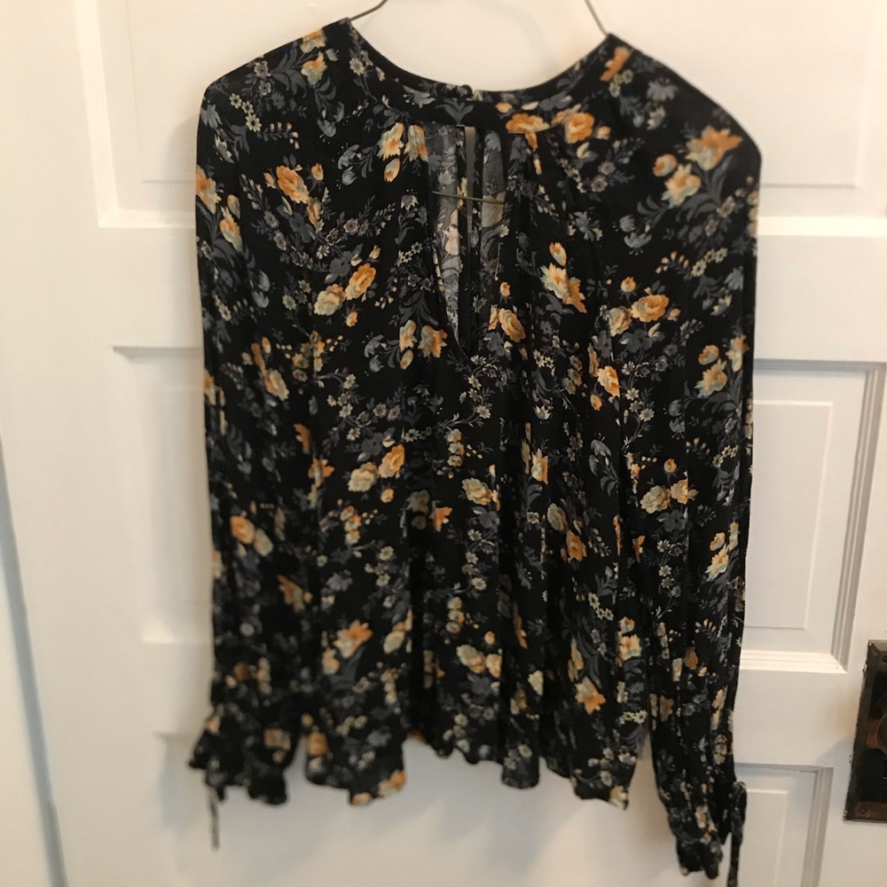 American Eagle top with button back